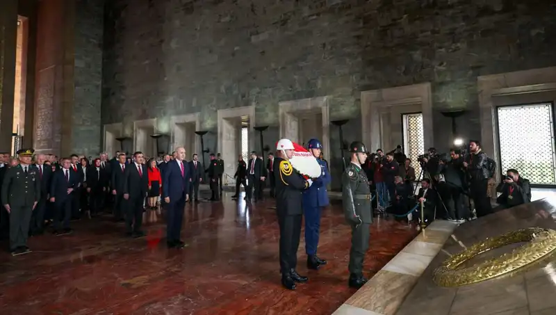 Devlet Erkanı Anıtkabir'de; Hatıralar ve Anma Törenleri Büyüleyici Bir Atmosferle Gerçekleşti