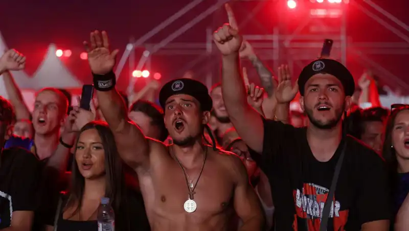 Thompson Konserinde Nazi Selamı Skandalı: Hayranlardan Tepkiler Yağdı
