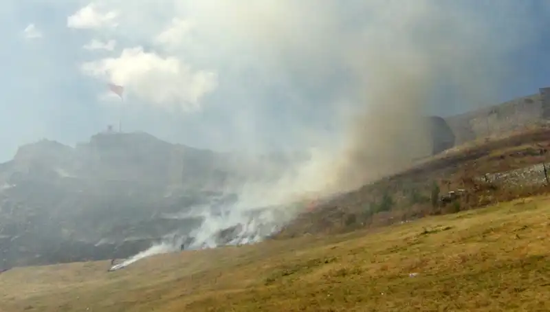 Kars Kalesi Eteklerinde Patlak Veren Anız Yangını, Korku Dolu Anlar Yaşatıyor