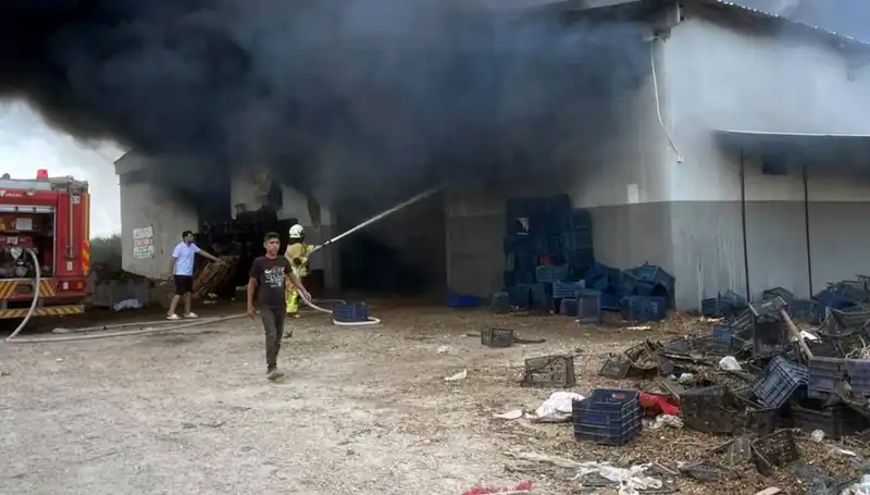 Plastik Kasa Deposunda Meydana Gelen Yangın: Korkutan Dumanlar Yükseldi