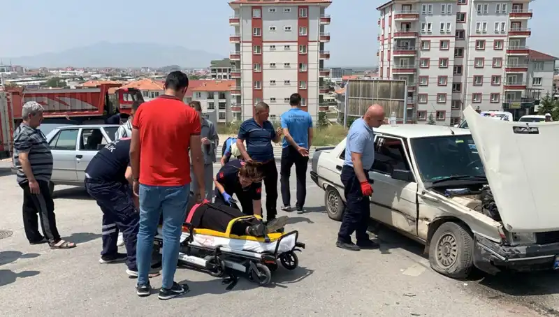 Kavşakta Korkulan Kaza: İki Kişi Yaralandı ve Trafik Durma Noktasına Geldi