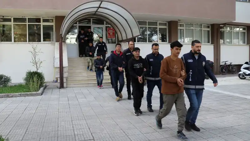 Düzensiz Göçmenler Yakalandı: İki İl'de 21 Kişilik Operasyon