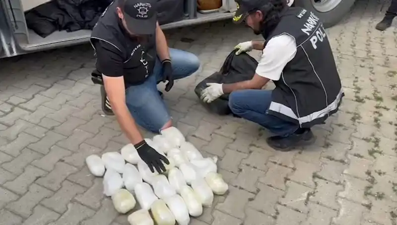 Yolcunun Valizinden Çıkan 13 Kilo Metamfetamin Şok Etti