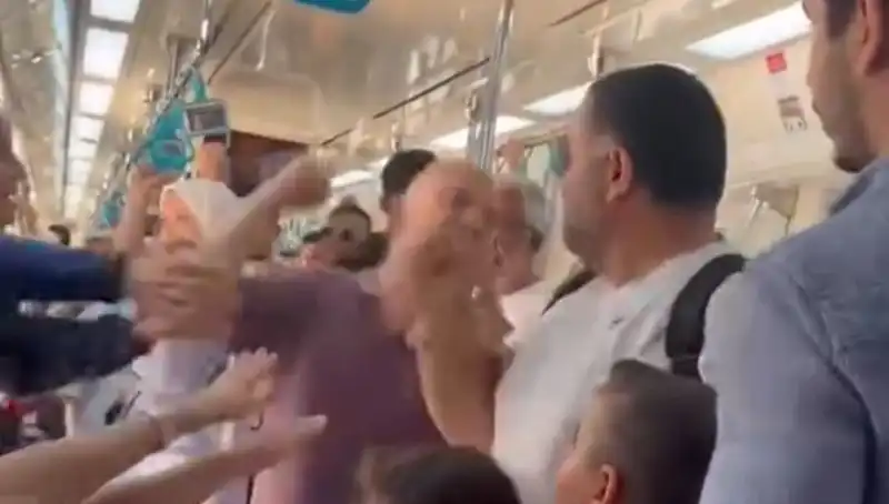 Marmaray’da Yumurta Kıran Kavga: Yolcular Şoke Oldu