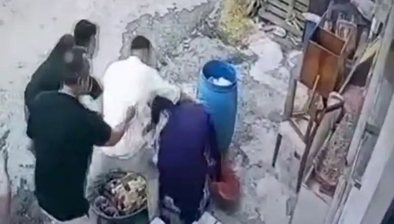 Başakşehir’de Bidon Kavgası: Baba-Oğul 58 Yaşındaki Kadını Darp Etti