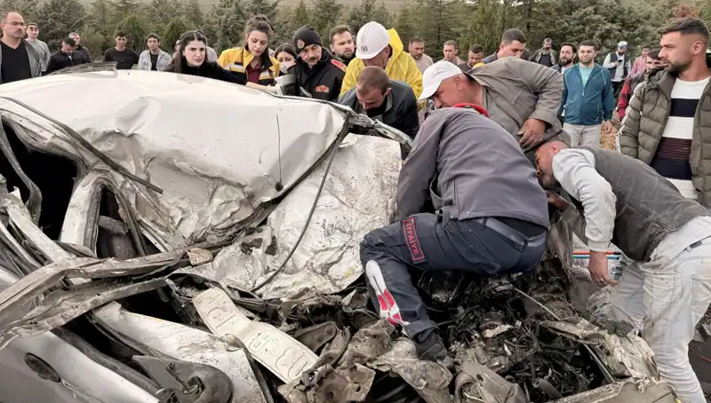 TIR ile Çarpışan Araç Kağıt Gibi Ezildi: Kaza Anı Kamerada!