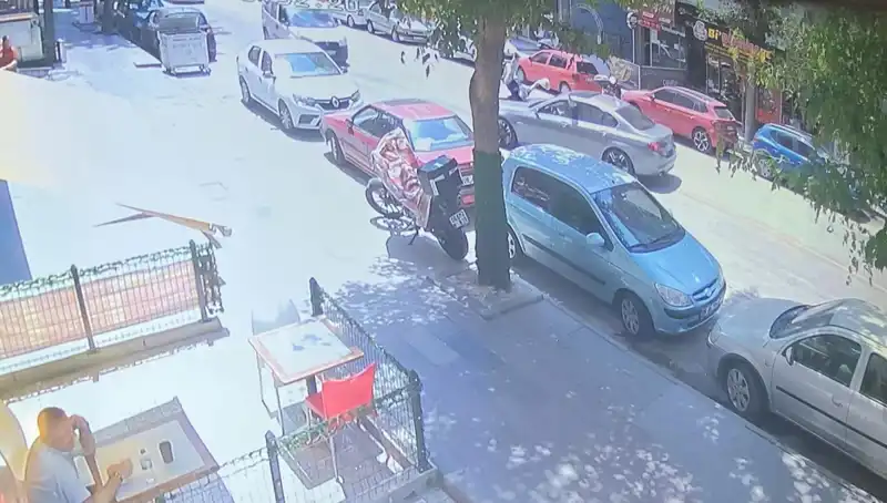 Şehir Merkezinde Beklenmedik Trafik Kazası: Yaya Aracın Altında Kaldı