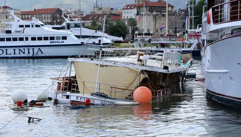 Hırvatistan’da Şiddetli Fırtına: Feribotun Çarptığı Gemi Battı, Ne Olacak?
