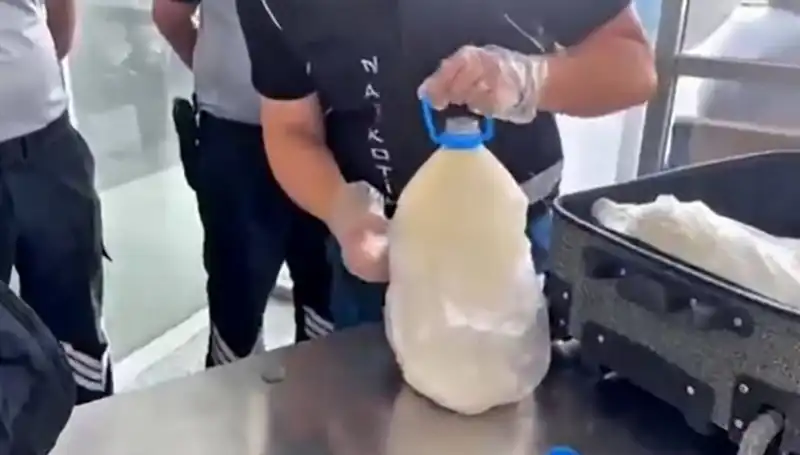 Havalimanında Şok: Süt Şişesinde 12 Kilo 800 Gram Uyuşturucu Ele Geçirildi!