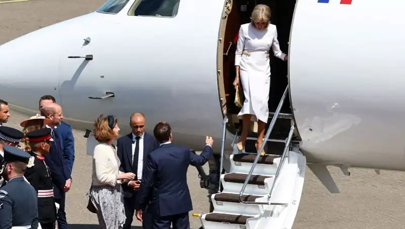 Macron Çiftinde Çalkantılı Günler: Elini Uzattı, Eşi Görmezden Geldi