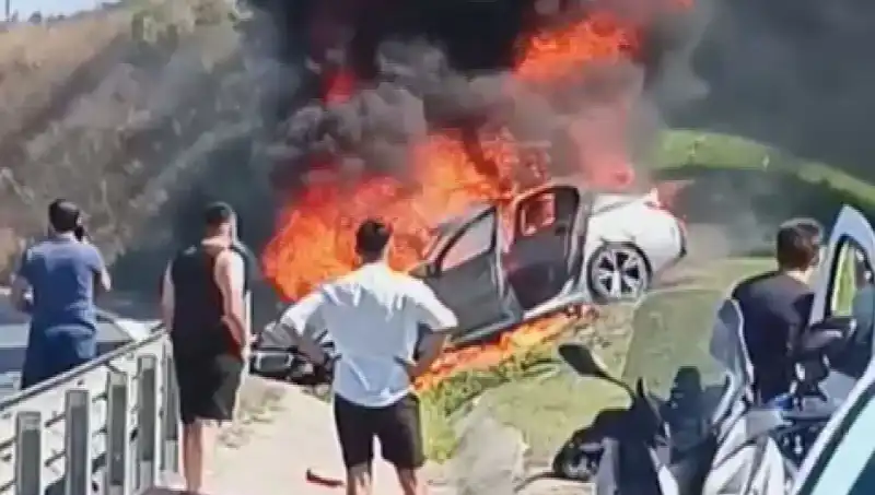 TEM Otoyolu'nda Yaşanan Feci Kaza: Otomobil Alev Alev Yandı