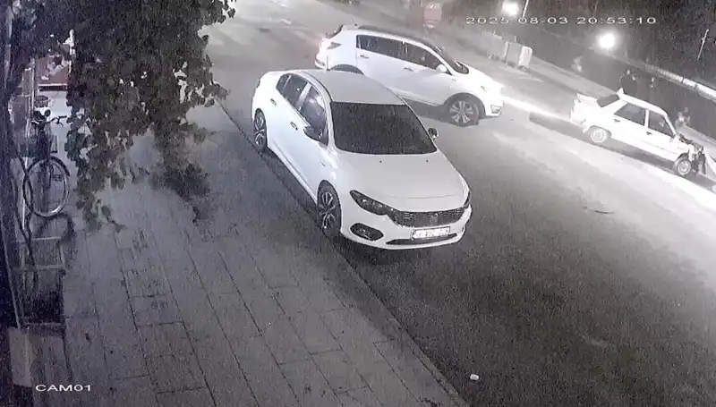Yayalara Yol Veren Sürücüye Arkadan Çarpan Araçlar Kazaya Neden Oldu