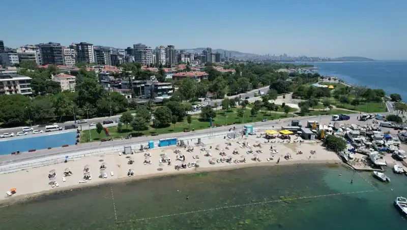İstanbul Sıcak Havanın Etkisiyle Caddebostan Sahili'ne Akın Etti