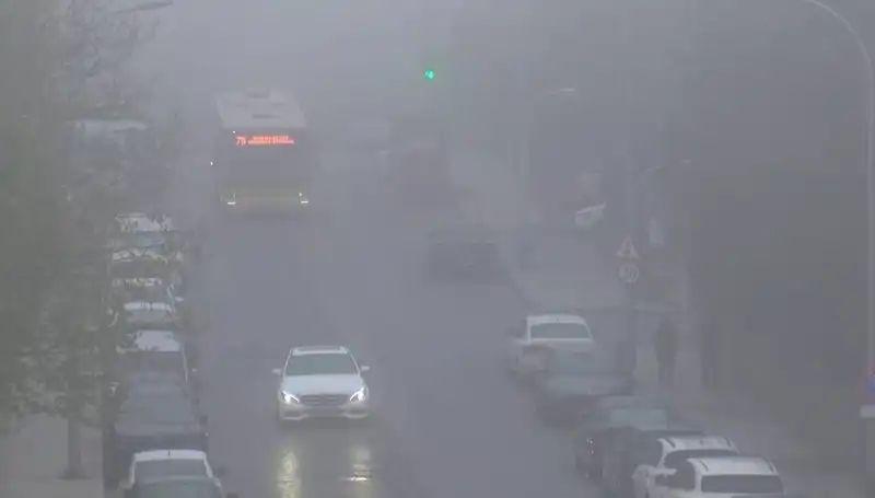 İstanbul'da Görünmezliğe Neden Olan Sis Bulutları Şehri Sarmaladı!