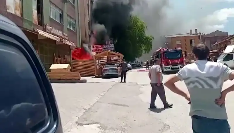Ankara'da Korkutan Yangın: İş Yerleri Alev Alev Yandı!