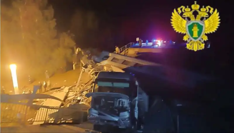 Rusya'da Şok Edici Olay: Tren Üstüne Çöken Köprü Tragedisi