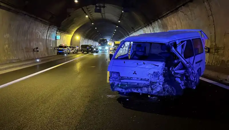 TEM Otoyolu'nda Zincirleme Kaza: Yaralılar ve Trafik Kaosu
