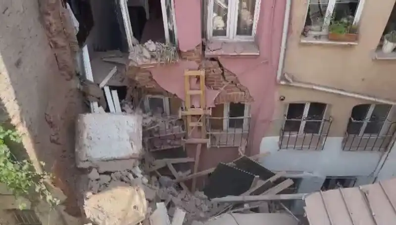 İstanbul'da Üç Katlı Bina Balkonu Çöktü: Olay Anı ve Sonrası Tüm Detayları