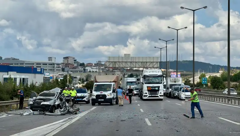Otoyolda Trafiği Felç Eden Kaza: Üç Kişi Araçta Sıkıştı