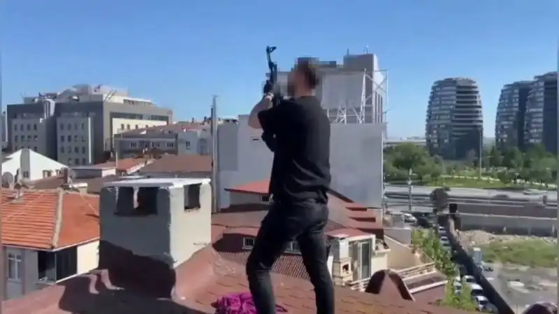 İstanbul'da İlginç Operasyon: Çatıdan Bacaya Kaçan Düşman Silahları