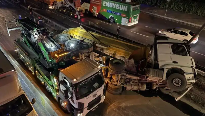 Moloz Yüklü Hafriyat Kamyonu Devrildi: Olay Anı Güvenlik Kamerasında