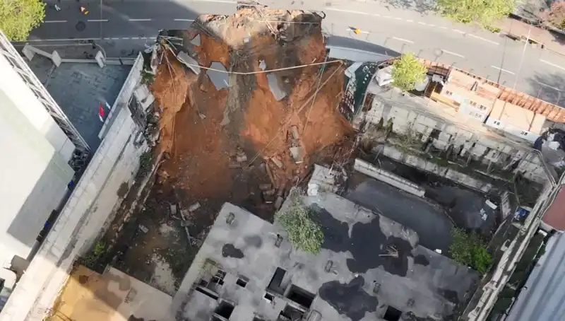 Sarıyer’de Yol Çökmesi: Cadde Trafiğe Kapatıldı, Bölge Halkı Endişeli