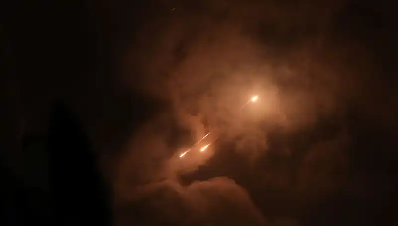 İran'ın Gece Saldırıları: Füzelerin Ateşlenme Saatleri Tesadüf Mü?
