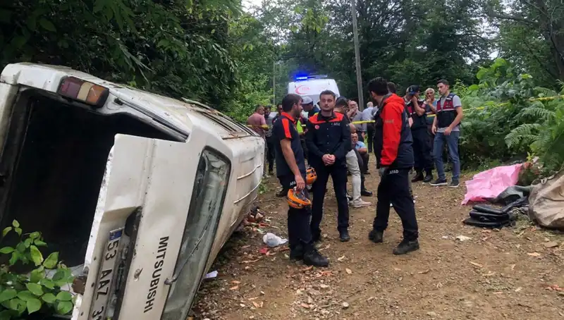 Rize’de Minibüs Faciası: Yamaçtan Düşen Araçta İki Ölü, Üç Yaralı