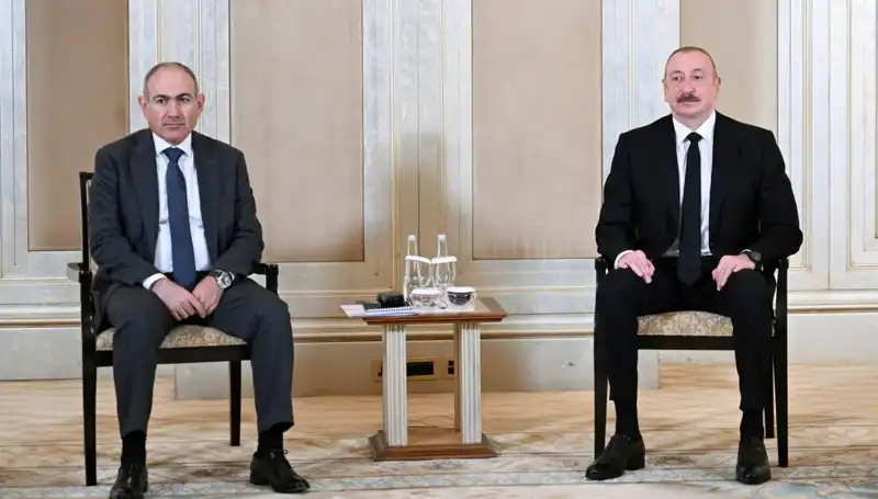 Aliyev ve Paşinyan, Barış İçin Tarihi Abu Dabi Zirvesi'nde Buluştu