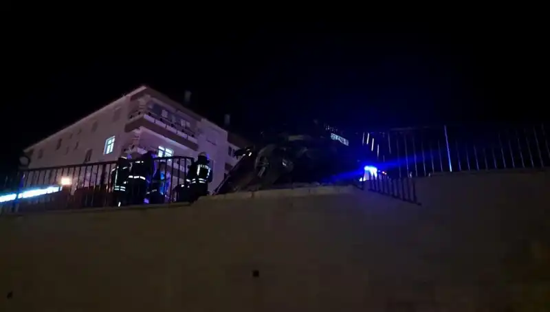 Kontrolden Çıkan Araç Bariyere Çarparak Asılı Kaldı: Kaza Anı Şaşkınlık Yarattı