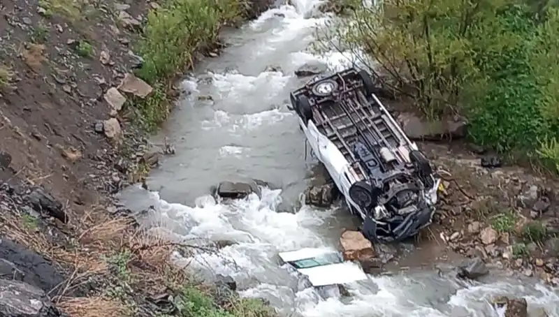 Hakkari’de Minibüs Devrildi: Derede Can Pazarı Yaşandı