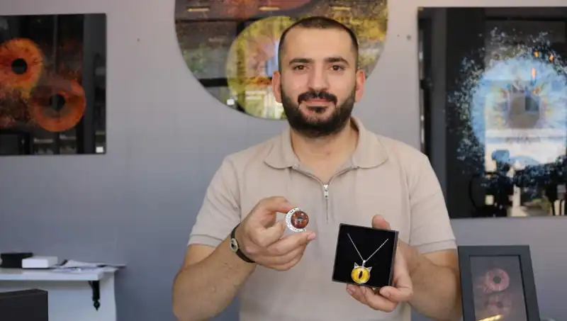 Duyguların Renk Paleti: İris Fotoğraflarıyla Takı ve Tablo Tasarımı