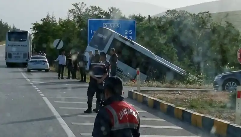 Isparta'da Otobüs Kazası: Tur Otobüsü Yolcu Taşıyan Araçla Çarpıştı