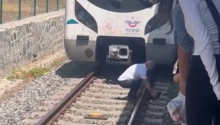 Raylardaki Kediyi Görüp Marmaray'ı Durduran Makinist, Takdir Topladı