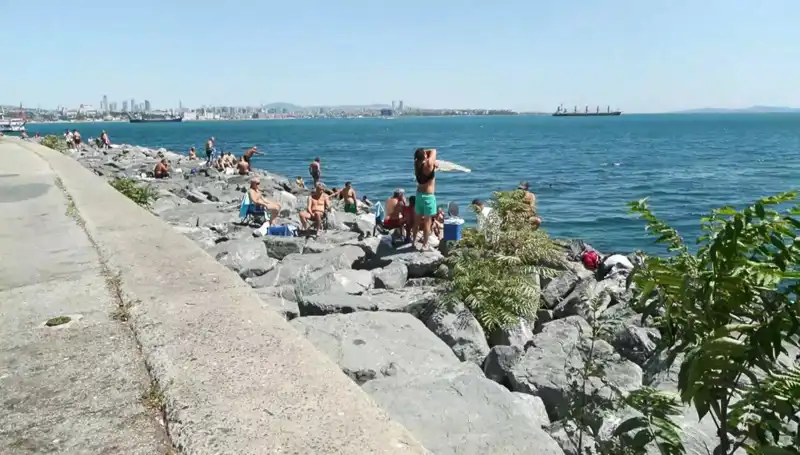 İstanbul'un Plajlarına Yaz Geldi! İstanbullular Hava Güzelleşince Sahillere Akın Etti