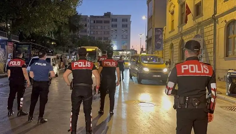 Megakentte Gece Yarısı Aksiyon: 4 Saatte Yüzlerce Gözaltı Gerçekleşti!