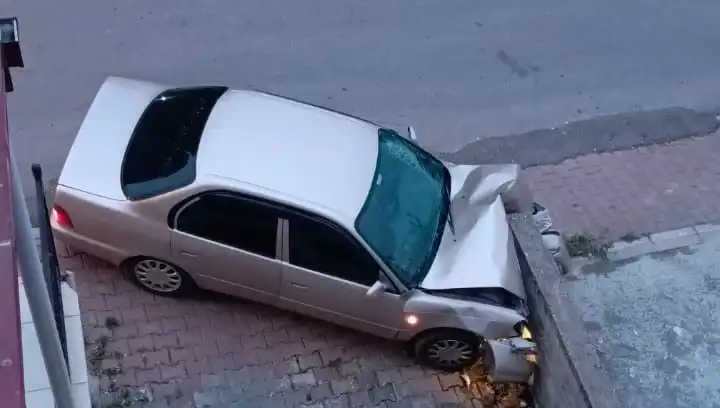 Kontrolü Kaybeden Araç Duvara Çarptı: Şanssız Kaza Ayrıntıları