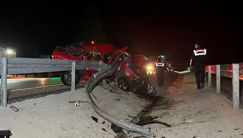 Otomobil Bariyerlere Çarptı, Feci Kaza 2 Can Aldı