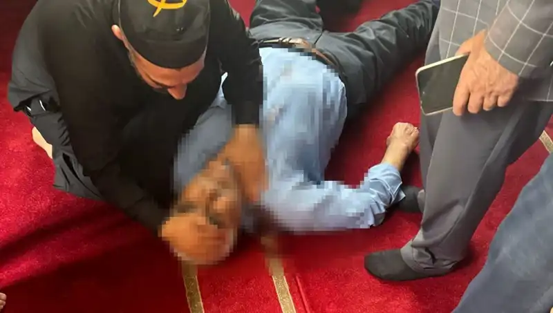 Bir Camide Yaşanan Kan Donduran Olay: Namaz Sırasında Bıçaklı Saldırı