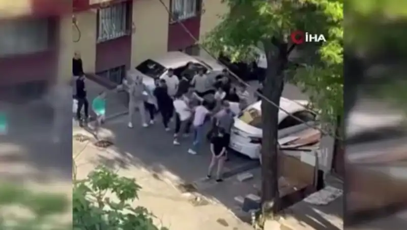 Kapıları Zorlayan Madde Bağımlısına Meydan Dayakları: Güvenlik Kameraları Her Anı Kaydetti