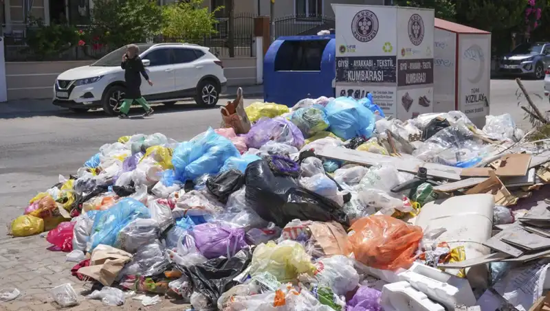 İzmir'de Çöp Yığınları Büyüyor: Şehrin Temizliği Tehdit Altında