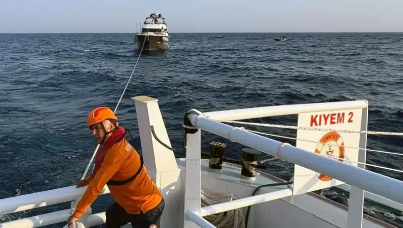 Marmaris Açıklarında Sürüklendi: Kurtarılan Tekne Sahiline Döndü