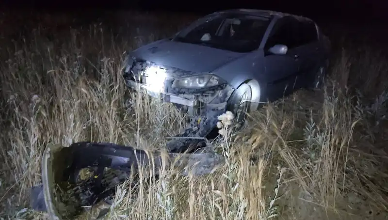 Burdur’da Kontrolden Çıkan Otomobil Tarlaya Uçtu: İki Kişi Yaralandı