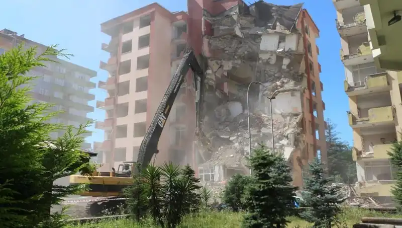 Dalgalar, Depremden Daha Fazla Hasar Yaratınca İki Bina Yıkılıyor