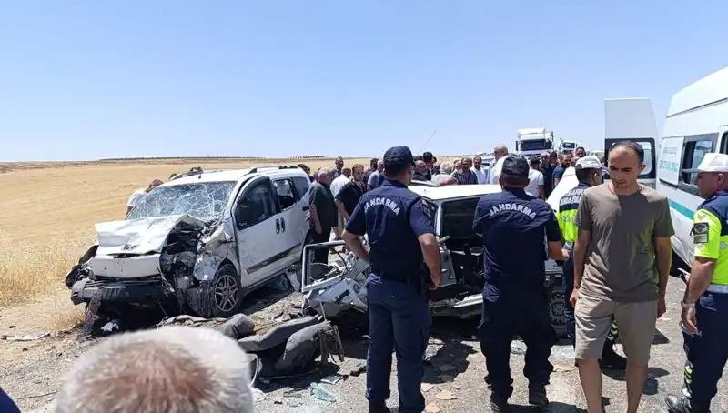 Otomobil ve Hafif Ticari Araç Çarpıştı: 4 Can Aldı, 1 Yaralı