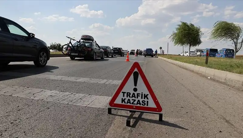 Adana’da Kamyon ve Otomobil Çarpıştı: Kazanın Detayları ve Ölümler