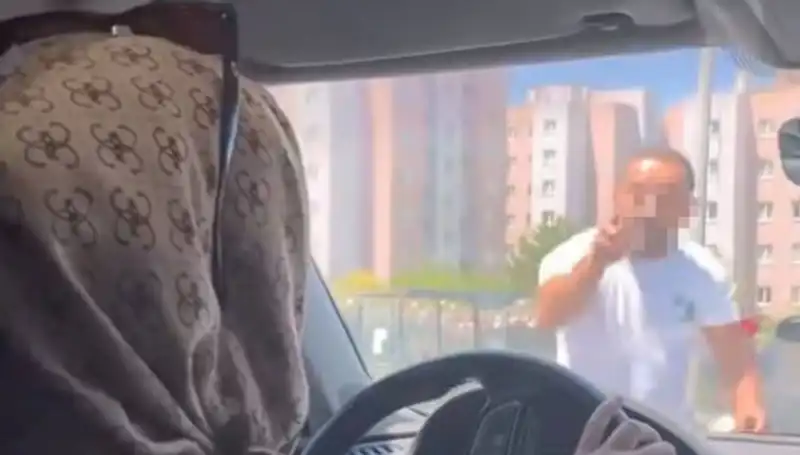 Trafikte Dehşet Anları: Camı Yumruklayarak Öfkesini Dışa Vuran Sürücü