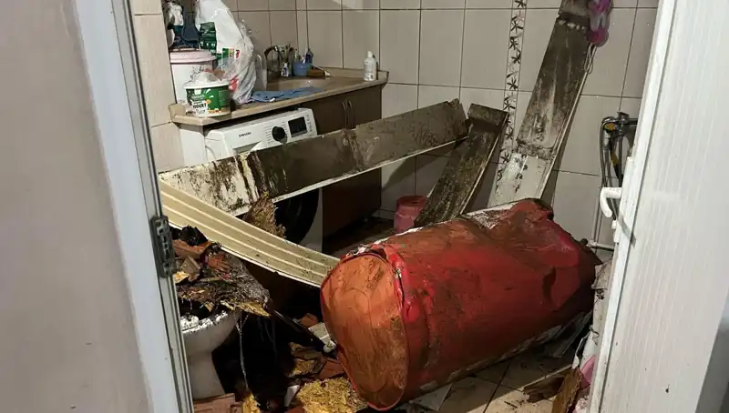 Ege Bölgesi'nde Şiddetli Fırtına: Çöken Ağaçlar ve Beyaz Caddeler