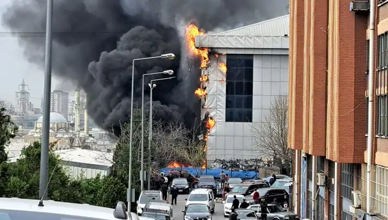 Başakşehir Sanayi Sitesinde Korkutan Yangın: Ekipler Olay Yerinde