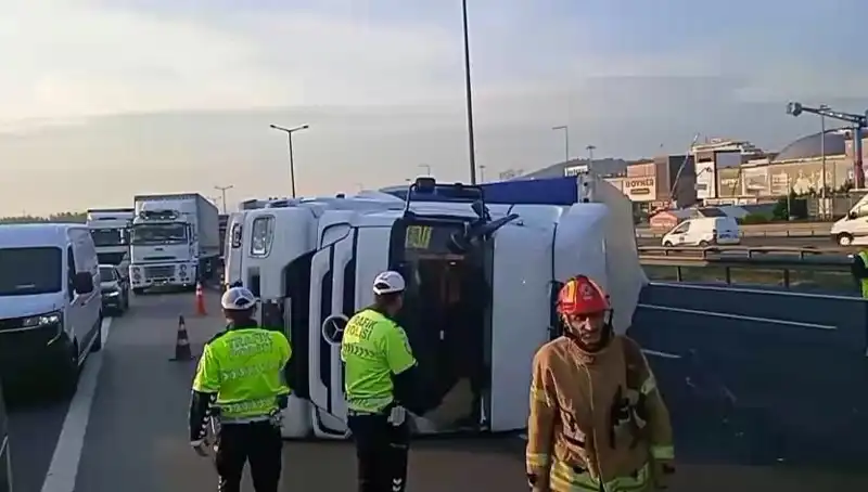 Pendik TEM Otoyolu'nda TIR Devrildi, İstanbul Yönünde Uzun Araç Kuyruğu Oluştu!